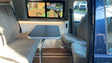VW T5 - Innenansicht - Drehkonsolen - Tisch